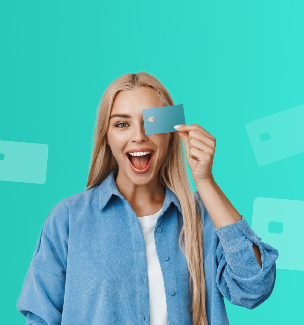 Chica alegre sosteniendo una tarjeta de débito en la mano