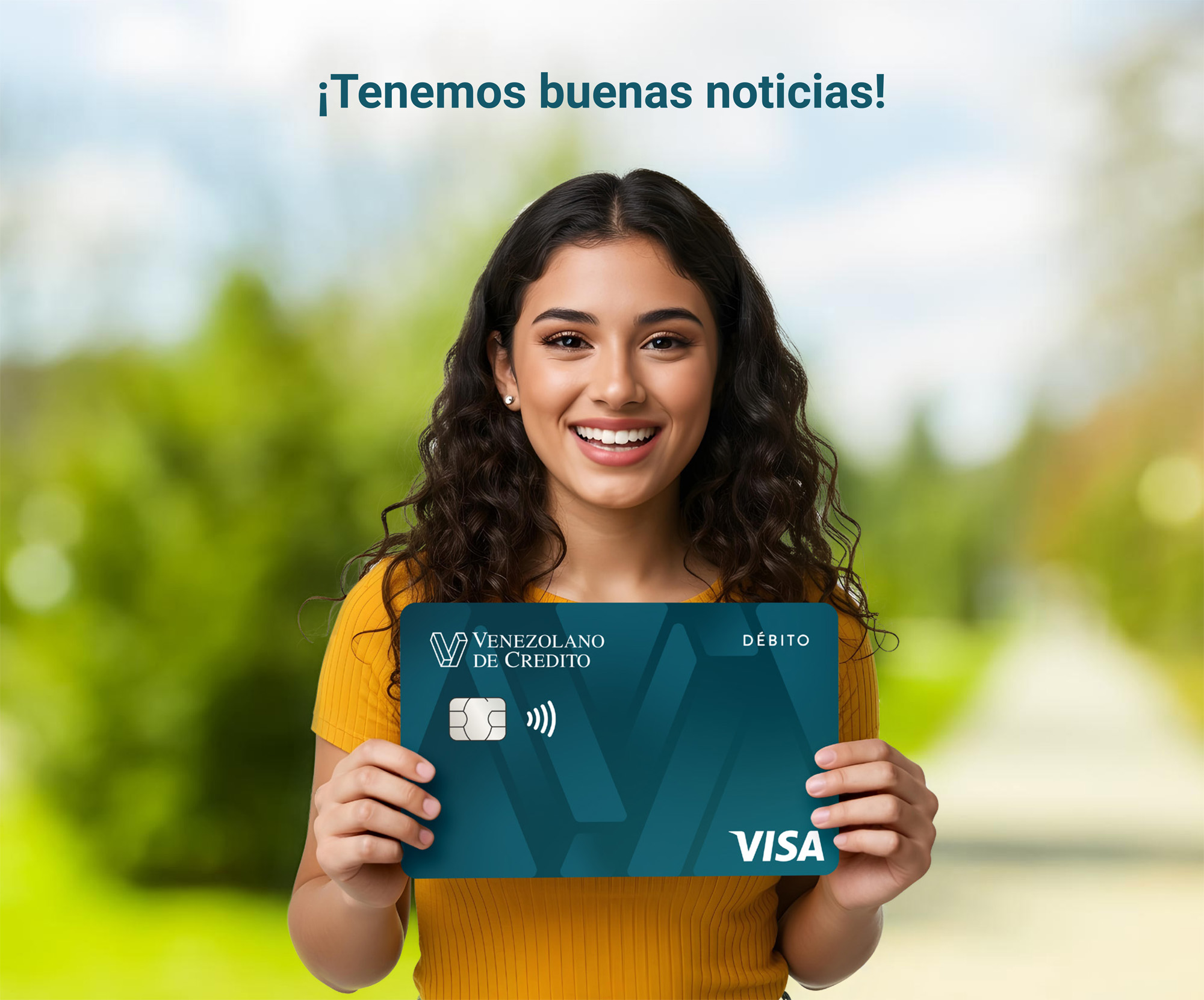 Chica contenta mostrando la nueva tarjeta Visa Débito Contactless
