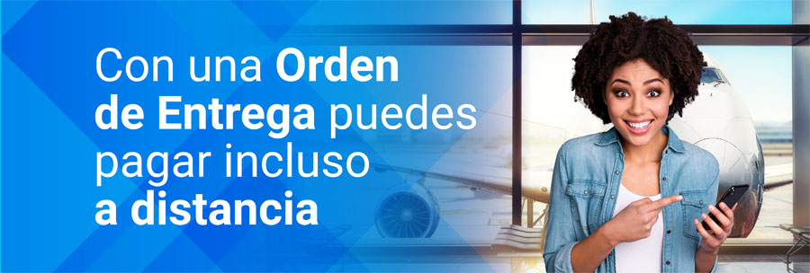 Con una Orden de Entrega puedes pagar incluso a distancia Chica feliz en el aeropuerto con su móvil en la mano