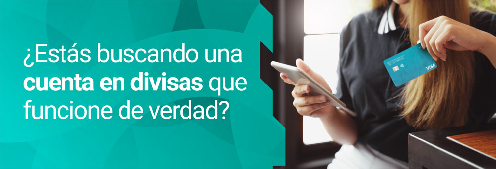 ¿Estás buscando una
cuenta en divisas que funcione de verdad? Mujer con su Tarjeta Visa Débito en mano realizando operaciones a través del celular.