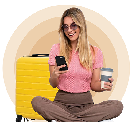 Chica sentada con tel&eacute;fono planificando viajes