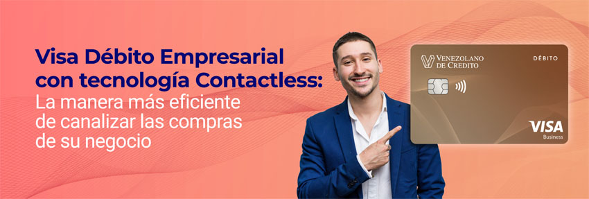 Chico sonriente señalando con su dedo la Tarjeta Visa D&eacute;bito Empresarial