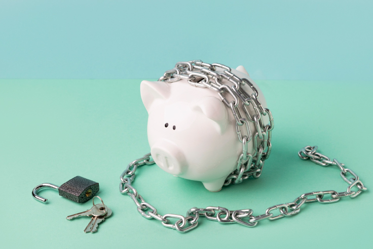 Seguridad financiera y cibernética en tus compras en línea Seguridad financiera y cibernética en tus compras en línea - alcancía de cochinito con cadena, candado y llaves