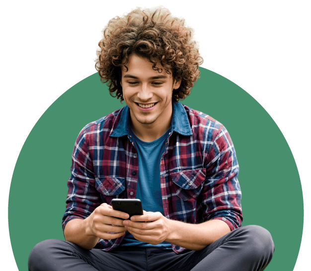 Chico sentado en el piso realizando una transferencia desde su celular a través vol.móvil
