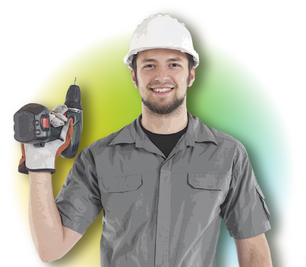 Trabajador de la construcción con casco de seguridad y taladro listo para empezar la obra