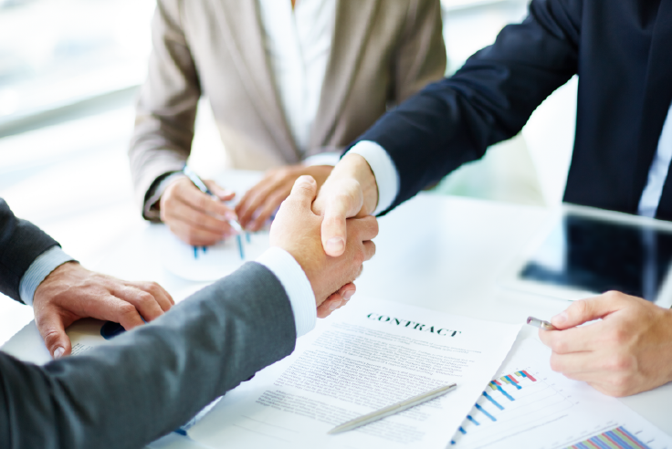 ¿Qué es un Microcrédito? Asesor financiero y cliente se dan la mano tras llegar a un acuerdo