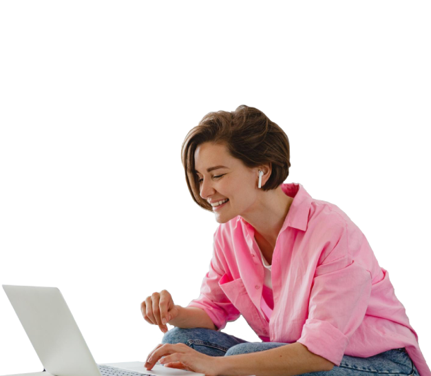 Chica sonriente revisando información en su laptop
