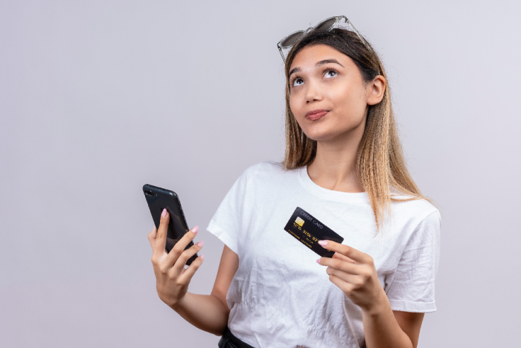 Pareja joven revisa estados de cuenta, facturas y operaciones bancarias para verificar cobros de tarifas y comisiones