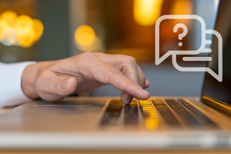 Hombre con mano sobre laptop de perfil y vector de signo de interrogación para representar preguntas de seguridad