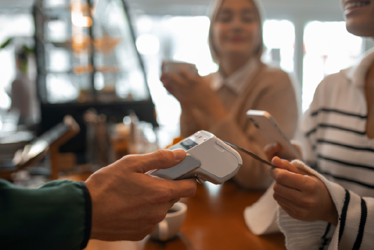 Cajero de tienda cobra con punto de venta con tecnología contactless