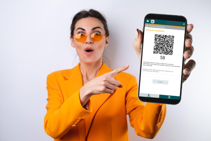 Mujer vestida de amarillo con lentes, señalando un código QR en la pantalla de su teléfono