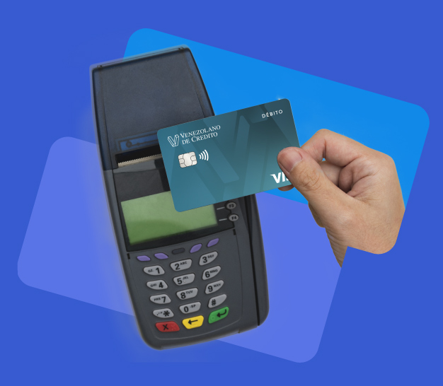 Mano de mujer con tarjeta Visa Débito Contactless pagando en un punto de venta sin contacto, sobre fondo e tonos azules 