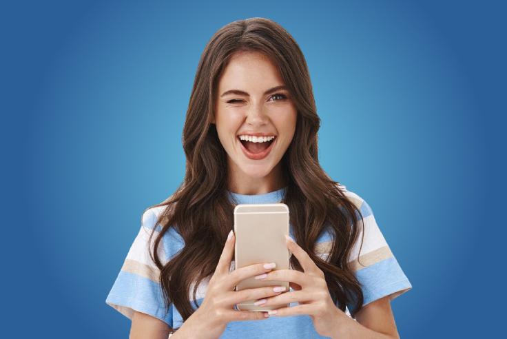 VOL•móvil y la seguridad: un entorno blindado Mujer con teléfono en mano guiñando un ojo