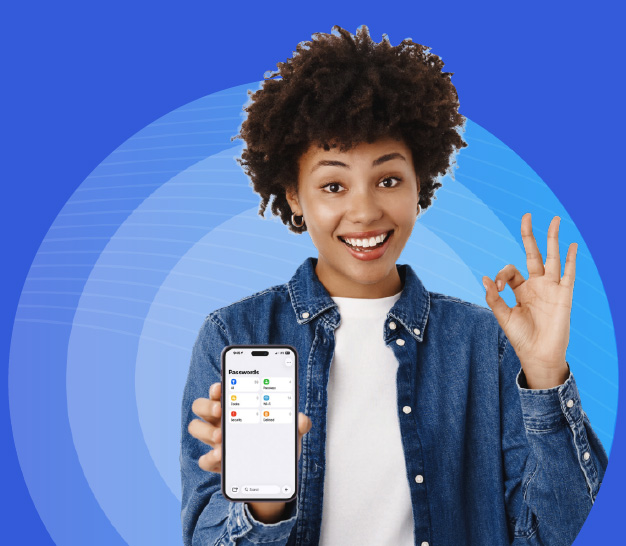 Mujer usa un Autenticador de doble factor en su celular para confirmar y proteger sus operaciones en Venezolano Online