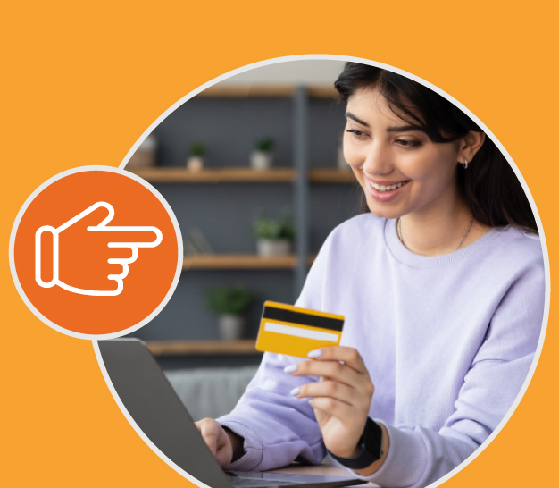 Mujer con expresión de satisfacción y tarjeta de crédito en mano, gestionando una solicitud de fondos en línea con éxito 