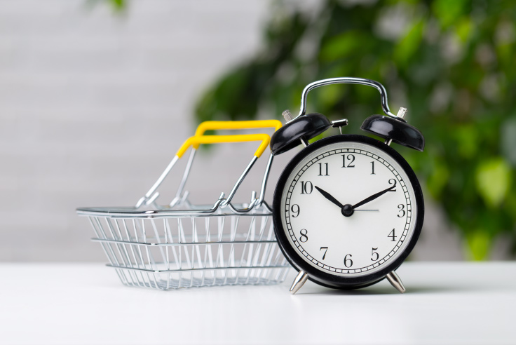 Cesta de compras y reloj representando el tiempo límite entre la fecha de corte y pago de la tarjeta de crédito.
