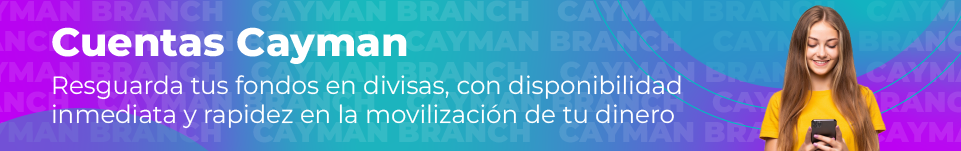 Joven sonriente leyendo desde su teléfono celular 