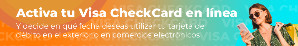 Chica sonriente con celular en mano activando su Visa CheckCard