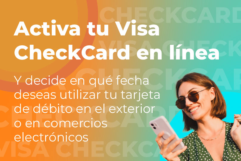 Chica sonriente con celular en mano activando su Visa CheckCard