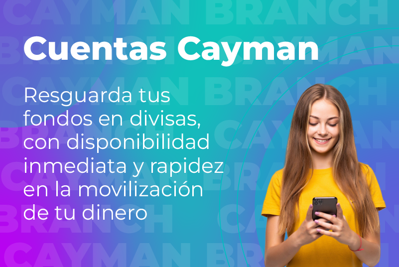 Joven sonriente leyendo desde su teléfono celular 